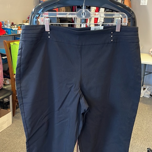 JM collection black pant in deep black, size XL. Rivet pant. Stretch material. - Picture 2 of 6